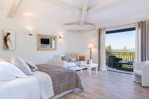 Executive Suite, 1 King Bed with Sofa bed | Minibar, in-room safe, individually decorated, individually furnished