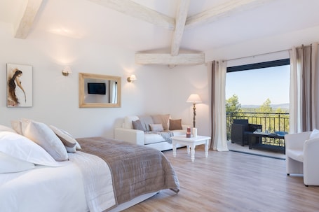 Executive Suite, 1 King Bed with Sofa bed | Minibar, in-room safe, individually decorated, individually furnished