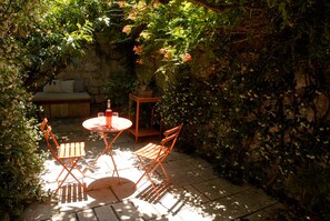 Terrace/patio - Historic Piazza House & Romantic Garden (Hvar)