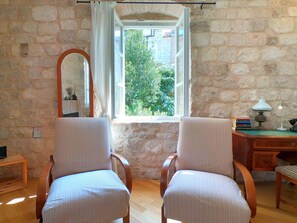 Apartment | Living room | Flat-screen TV - Historic Piazza House & Romantic Garden (Hvar)