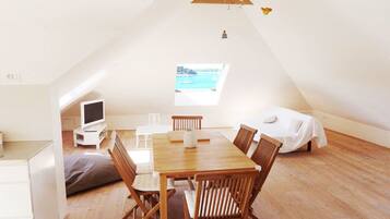 Departamento, 2 habitaciones | Área de sala de estar | Televisión de pantalla plana