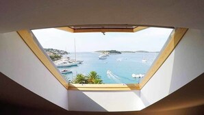 A skylight window with a view of a marina and boats. - Hvar Attic Apartment (Hvar)
