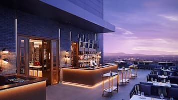 4 restaurants, breakfast, lunch, dinner served; Japanese cuisine