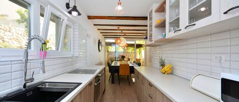 Villa, sjøutsikt | Eget kjøkken | Kjøleskap, mikrobølgeovn, ovn og kokeplater