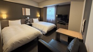 A hotel room with two beds, a desk, a television, and a window with curtains. - Hotel Route-Inn Kanuma Inter (Kanuma)