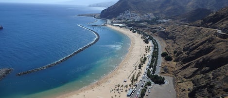 Una spiaggia nelle vicinanze