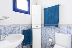 Een douche, een haardroger, handdoeken
