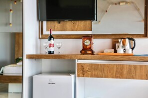 Comfort Triple Room | 1 bedroom, free minibar items, laptop workspace, iron/ironing board