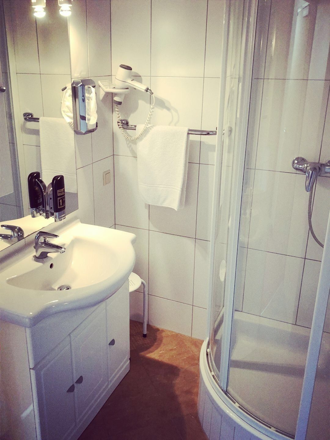 Single Room | Bathroom shower