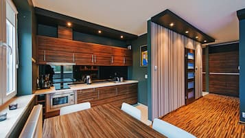 Departamento (D 38) | Cocina privada | Refrigerador, parrilla de estufa, cafetera y tetera y tetera eléctrica