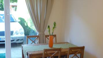 Apartment (Gustav) | In-room dining