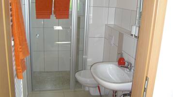 Apartment (Killian) | Bathroom | Shower, towels, soap, toilet paper
