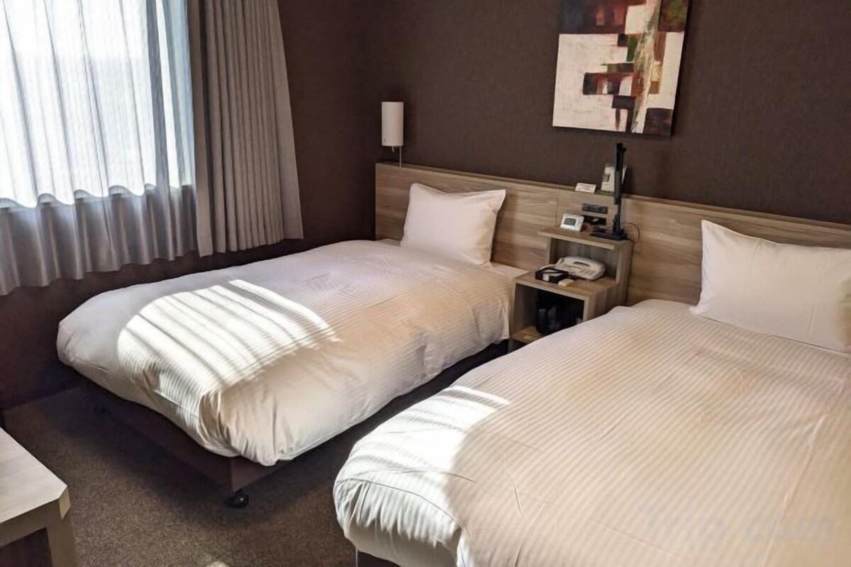 Escritorio, wifi gratis, ropa de cama