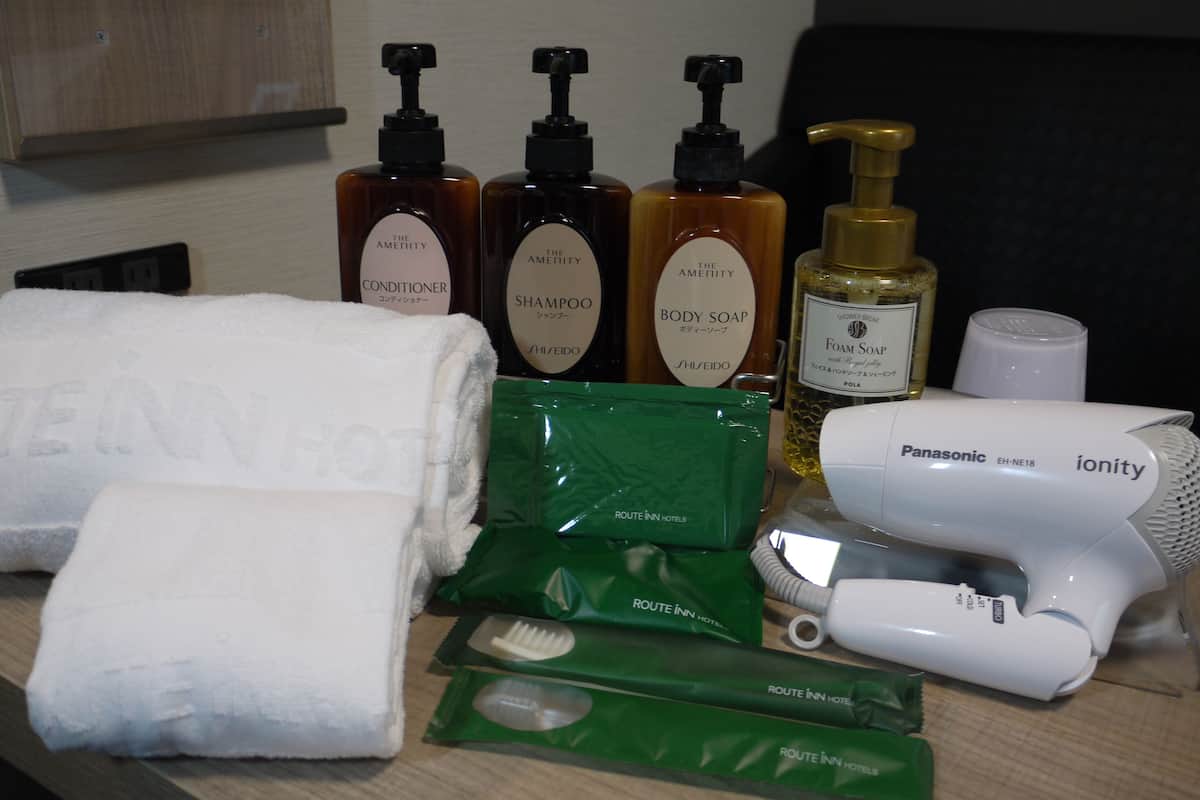 combined shower/bathtub, free toiletries, hair dryer, slippers