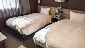 Quarto de hotel com duas camas, uma mesa de cabeceira com telefone e abajur, um quadro na parede e uma janela com cortinas.