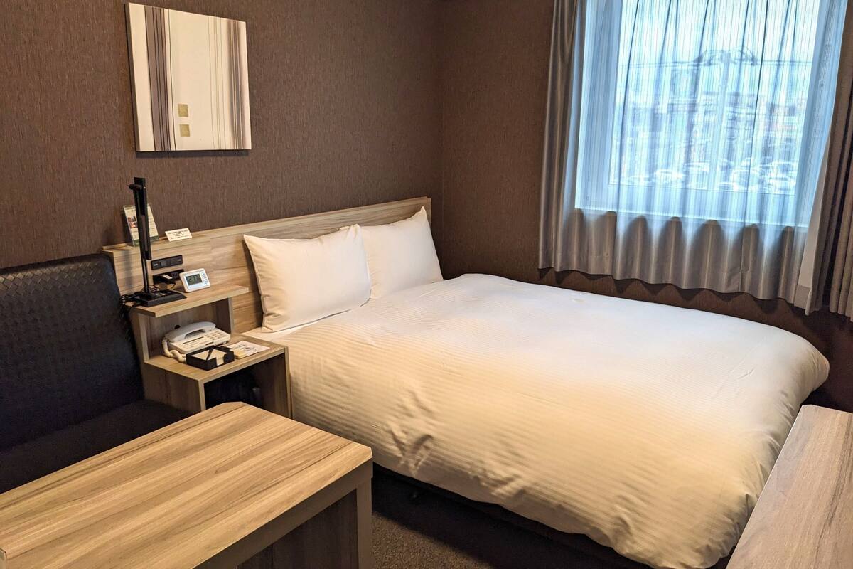 1 bedroom, desk, free wifi, bed sheets