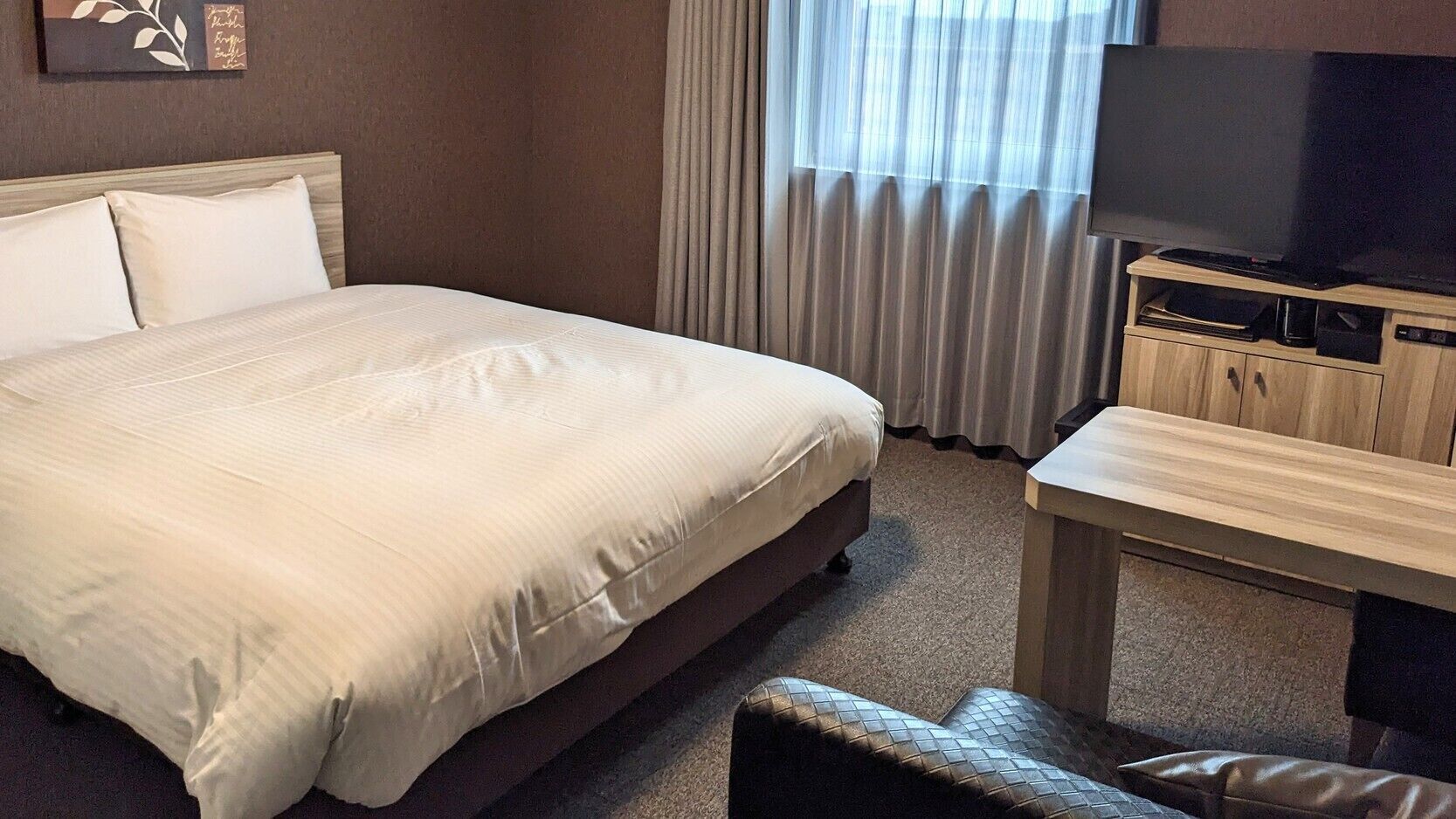 Desk, free WiFi, bed sheets