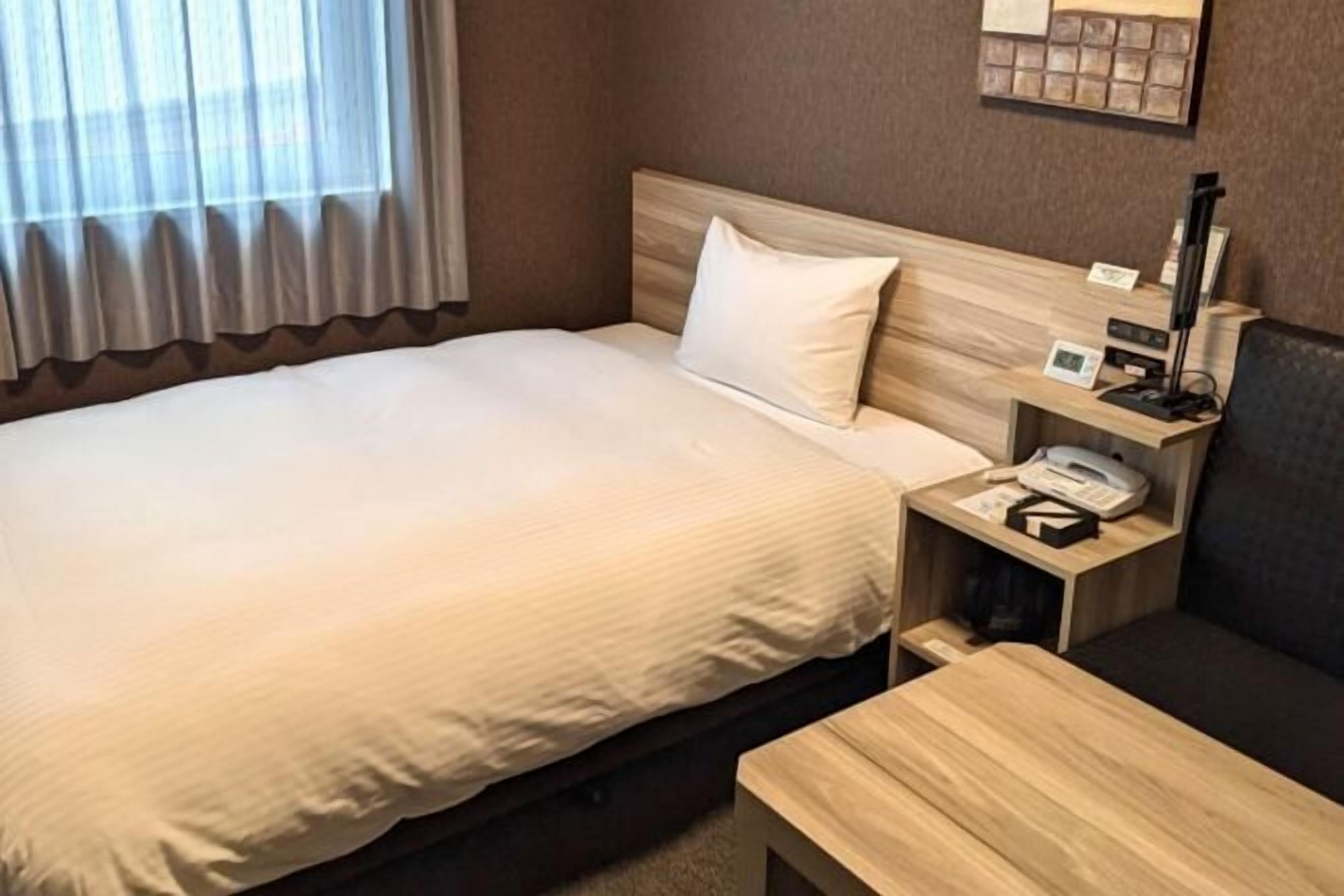 مكتب وواي فاي مجانًا وملاءات أسرّة