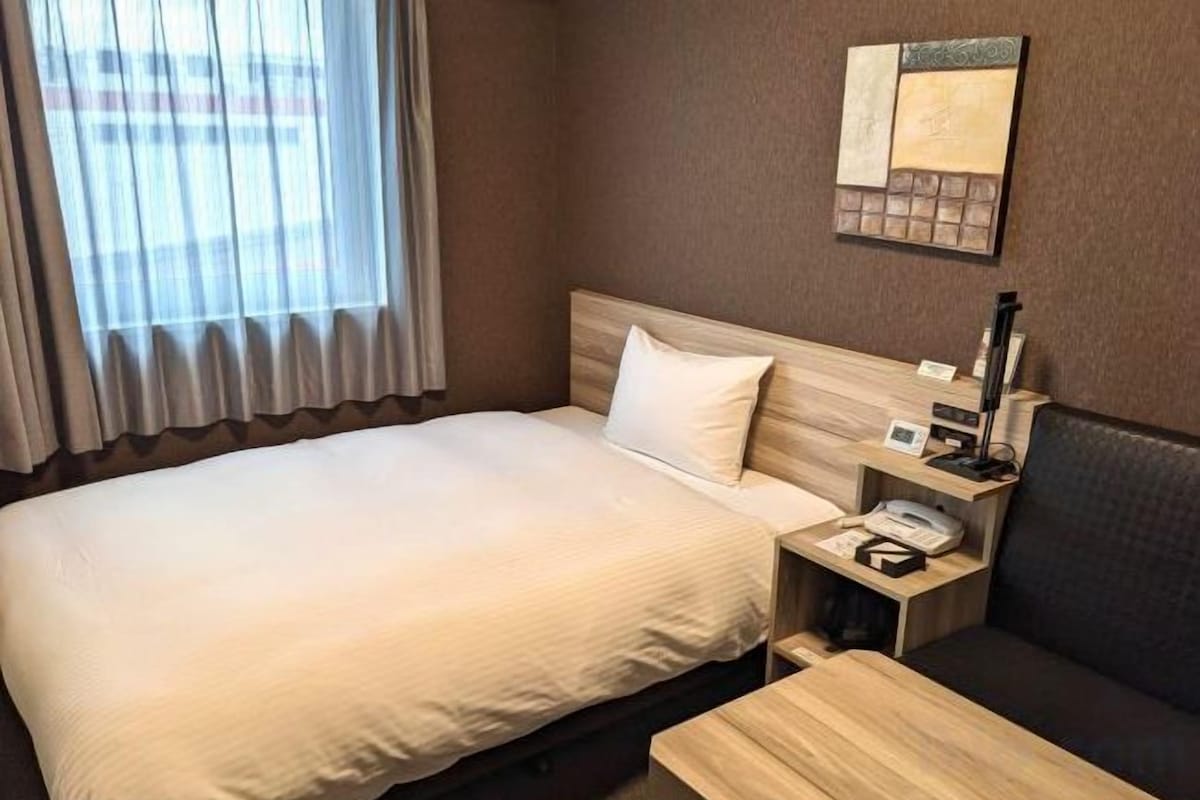 Escritorio, wifi gratis, ropa de cama