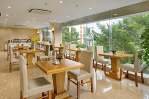 Se sirven desayunos, almuerzos, cenas y cocina local e internacional 