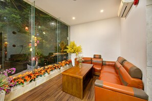 Lobby sitting area - La Beach Hotel (Da Nang)