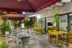 Se sirven desayunos, almuerzos, cenas y cocina local e internacional 