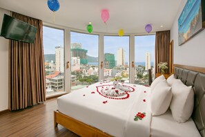 プレミア ダブルルーム (Deluxe) | 低反発ベッド、ミニバー、客室ごとに異なるインテリア、デスク