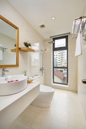Familienzimmer (Deluxe) | Badezimmer | Dusche, kostenlose Toilettenartikel, Haartrockner, Hausschuhe