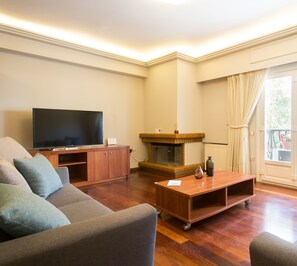 Dúplex, 3 habitaciones | Sala de estar | Una Smart TV