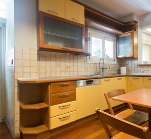 Duplex, 3 Bedrooms | Private kitchen | Fridge, stovetop, dishwasher, coffee/tea maker - Apartment 130m² homm - Roof Garden with Acropolis View (Athens)