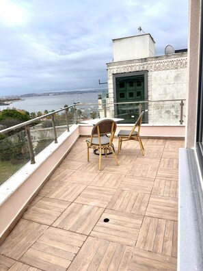 Comfort Penthouse, Sea View | Desk, laptop workspace, blackout curtains, soundproofing - Şeker Apartments (Tuzla)