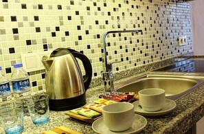 Fridge, stovetop, cookware/dishes/utensils, paper towels - Şeker Apartments (Tuzla)