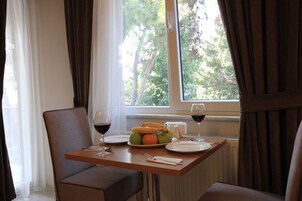Una mesa de comedor con platos, vasos y frutas.