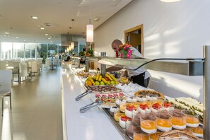 매일 뷔페 아침 식사(1인당 EUR 10)