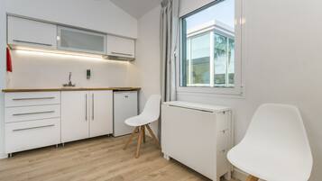 Frigorífico grande, microondas, placa de cocina y hervidor eléctrico