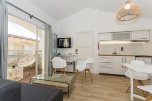 Full-sized fridge, microwave, stovetop, electric kettle