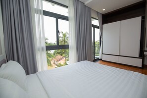 ห้องแฟมิลี่ดับเบิล, วิวแม่น้ำ (M1) | ห้องพักตกแต่งอย่างมีเอกลักษณ์, โต๊ะทำงาน, ผ้าม่านกันแสง