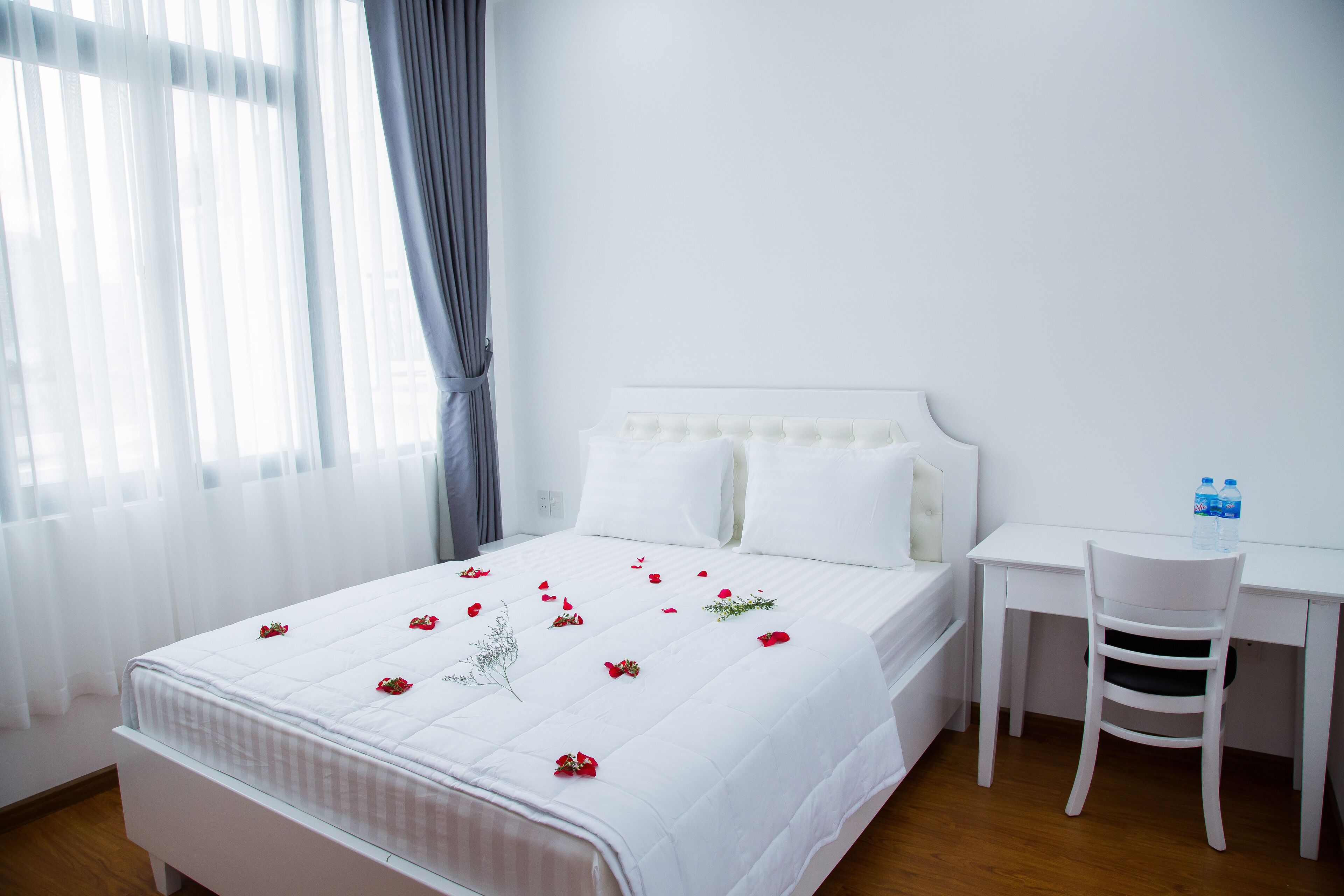 Ein ordentlich eingerichtetes Schlafzimmer mit Bett, Schreibtisch und Stuhl.