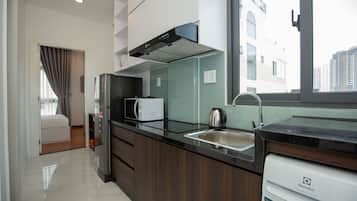 Habitación, vistas al río (Suites, Melia M1) | Cocina compartida | Frigorífico, placa de cocina, arrocera y utensilios de cocina