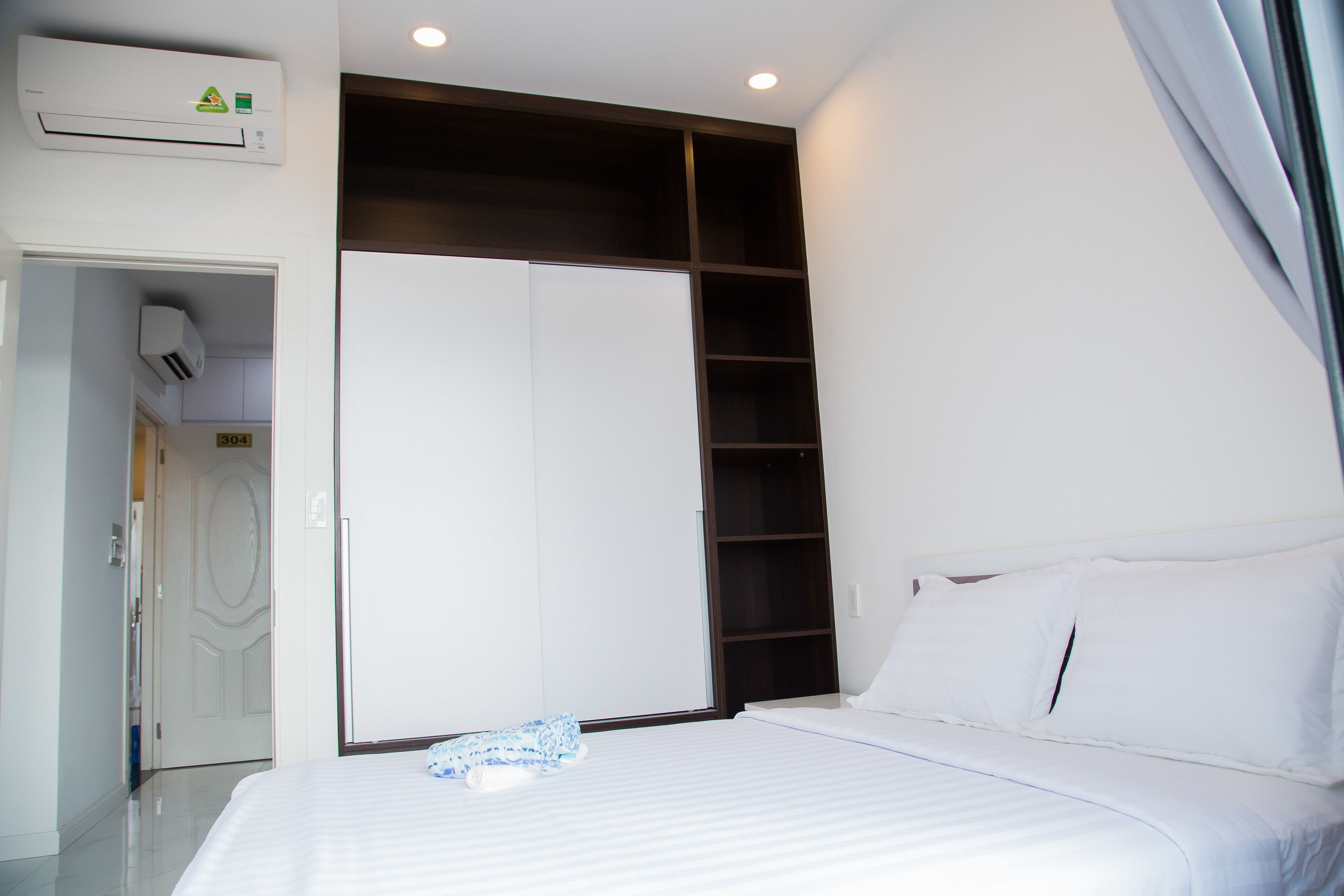 Una camera da letto con un letto, un armadio e un condizionatore d'aria.