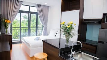 Individuelt dekorert, skrivebord, blendingsgardiner og strykejern/-brett