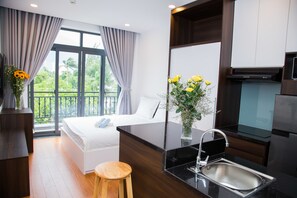 Decoración personalizada, escritorio y cortinas blackout 