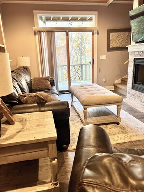 Smart-TV, Kamin, DVD-Player, Bücher