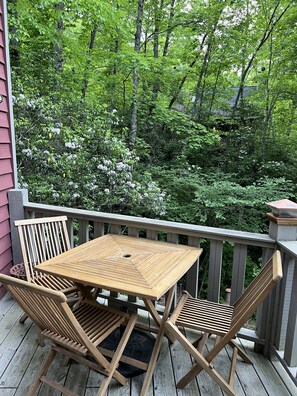 Outdoor dining - Mountain retreat by Lake Glenville: creekside, secluded, Cashiers - Glenville (Glenville)