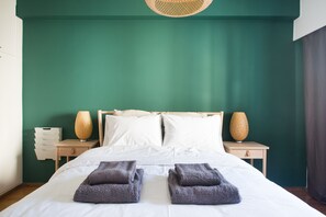 apartman | Íróasztal, laptophoz jól használható munkafelület és vasaló/vasalódeszka