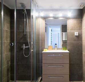 Apartment | Badezimmer | Dusche, kostenlose Toilettenartikel, Haartrockner, Handtücher