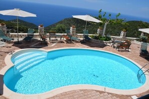 Outdoor pool, pool umbrellas, pool loungers - Villa Fantasia (Kefalonia)