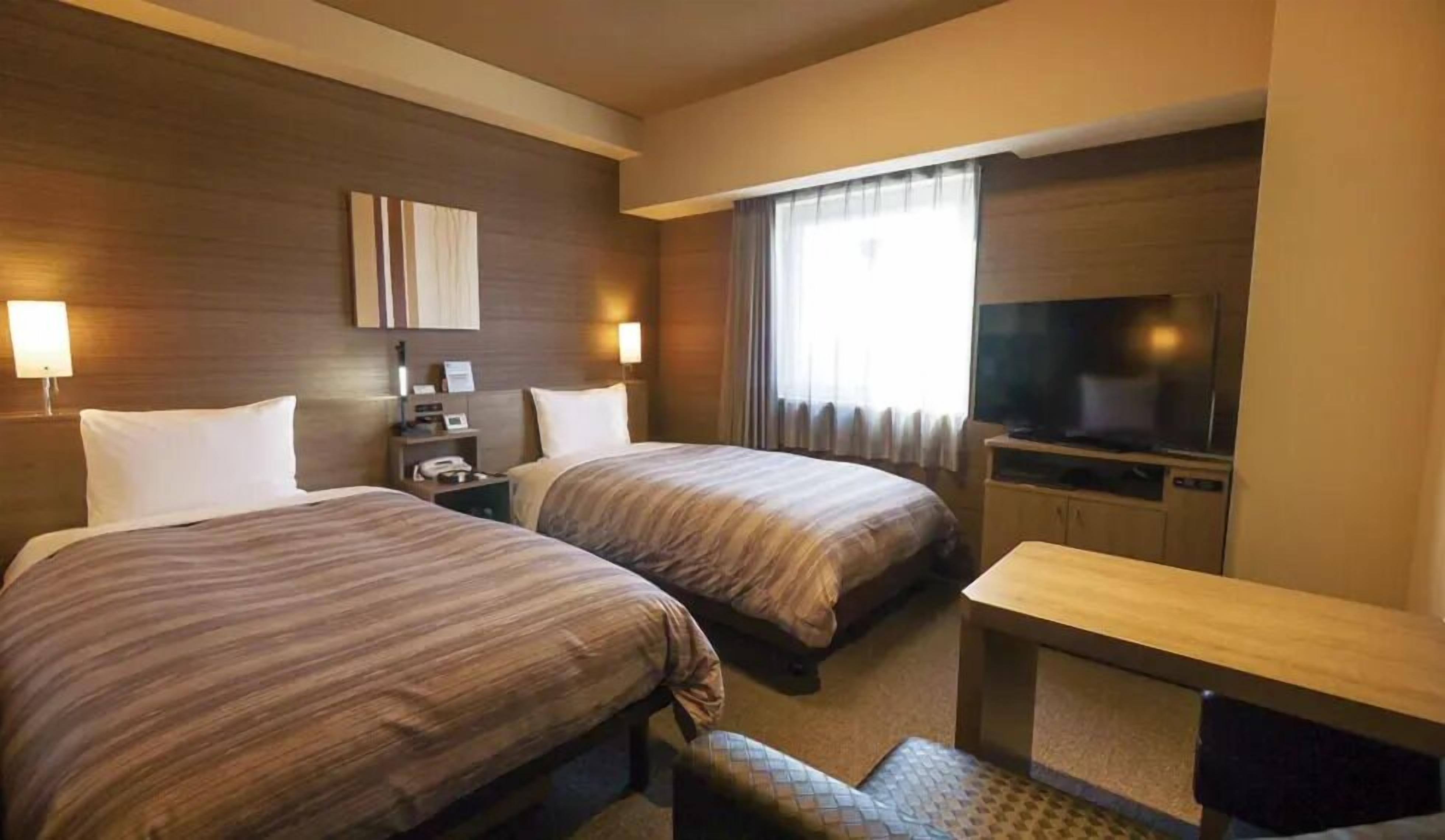 Escritorio, wifi gratis y ropa de cama 