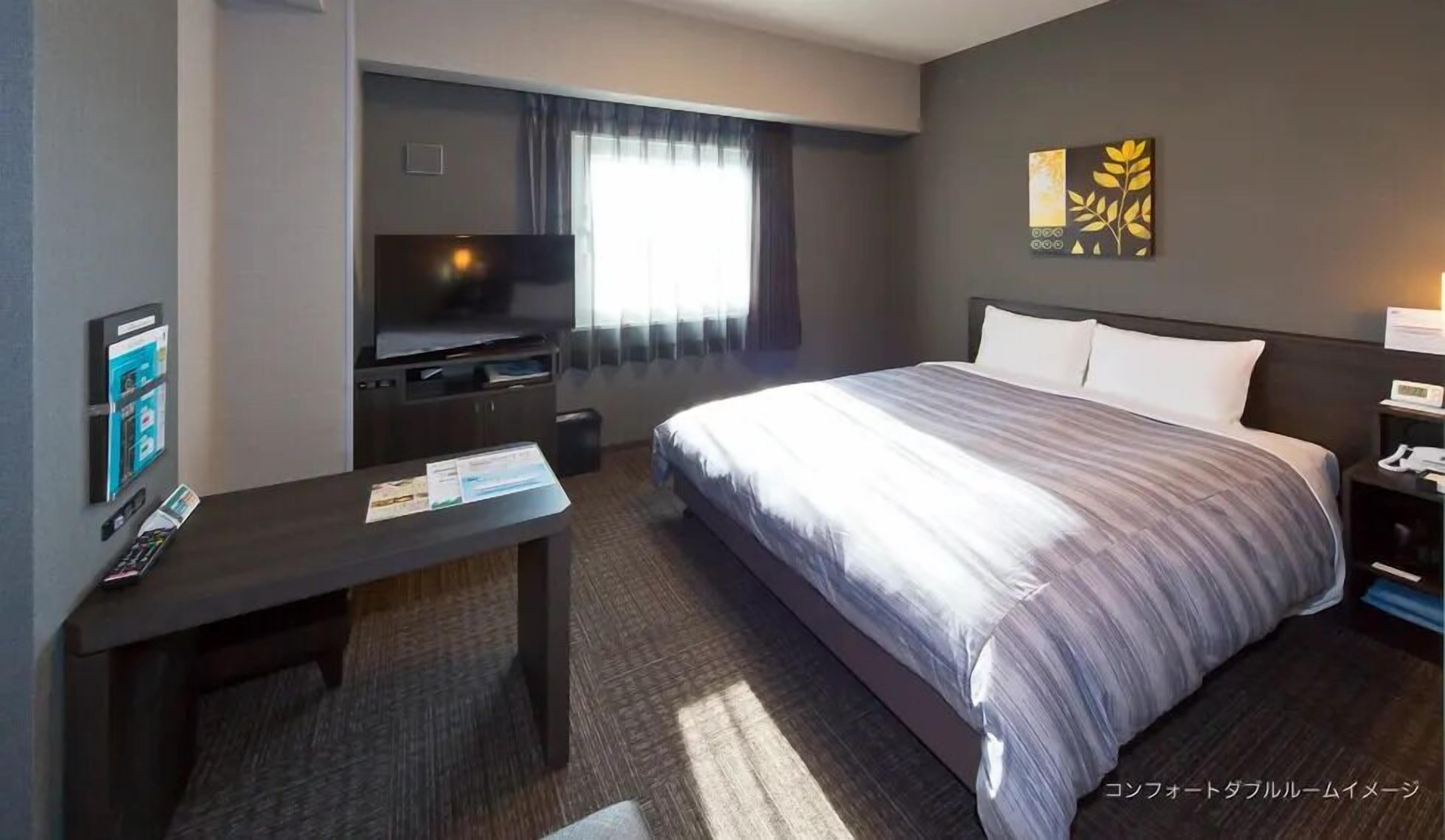 Escritorio, wifi gratis y ropa de cama 