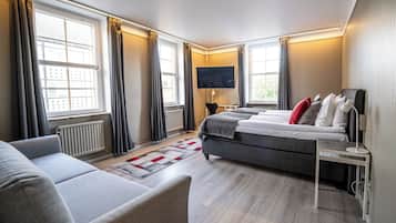 Habitación familiar, vista a la ciudad | Escritorio, espacio para trabajar con laptop, cortinas blackout y cunas